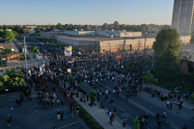 Minneapolis'te göstericilere biber gazı