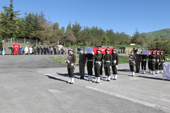 Hakkari'de şehit olan askerler törenle memleketlerine uğurlandı