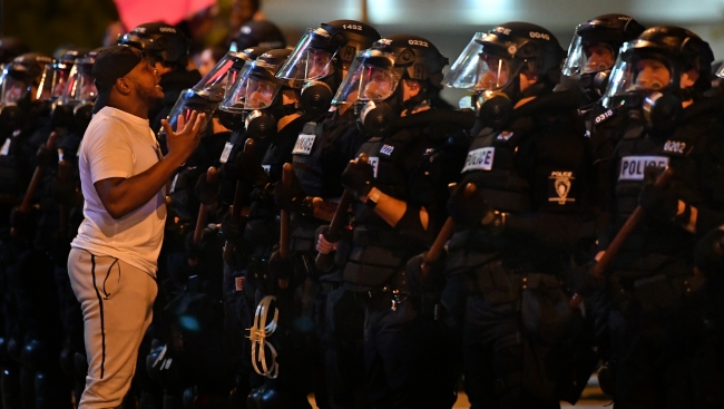 Minneapolis'te göstericilere biber gazı