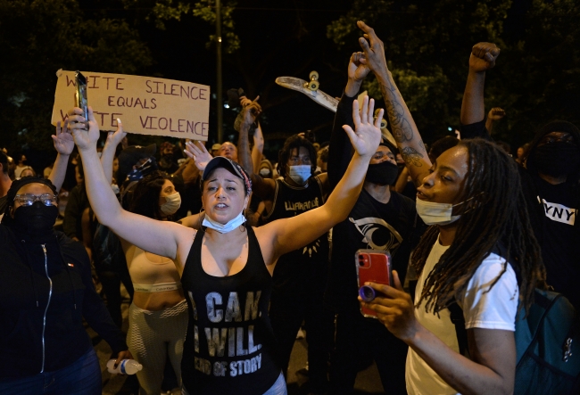 Minneapolis'te göstericilere biber gazı