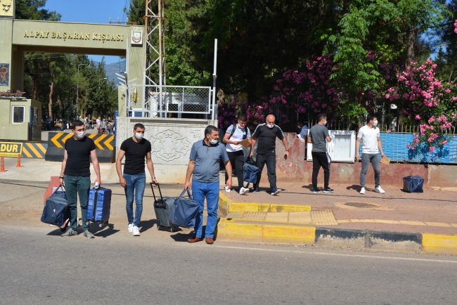 COVID-19 nedeniyle terhisleri ertelenen 120 asker ailelerine kavuştu
