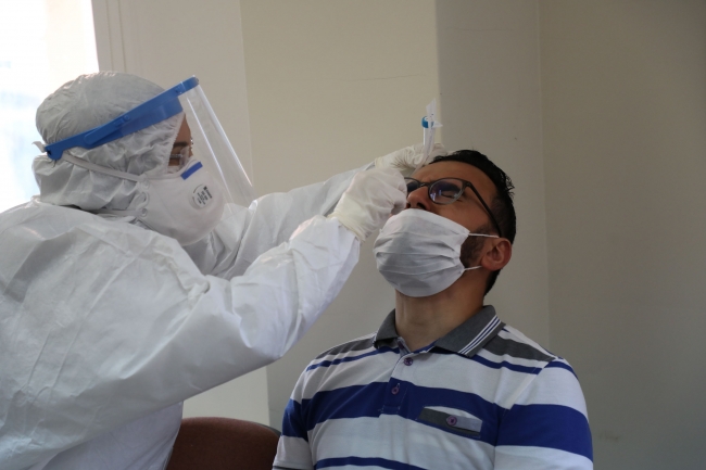 Rize'ye gelen çay üreticilerine COVID-19 testi yapılıyor