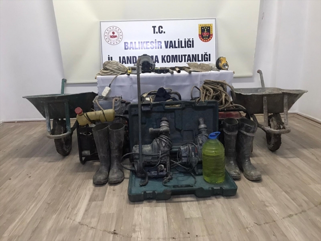 20 metrelik çukurda define ararken yakalandılar