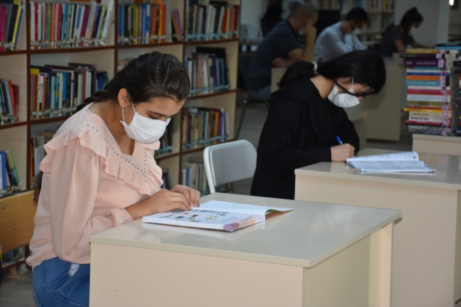 Teröristlerin yaktığı kütüphane yeniden hizmette açıldı