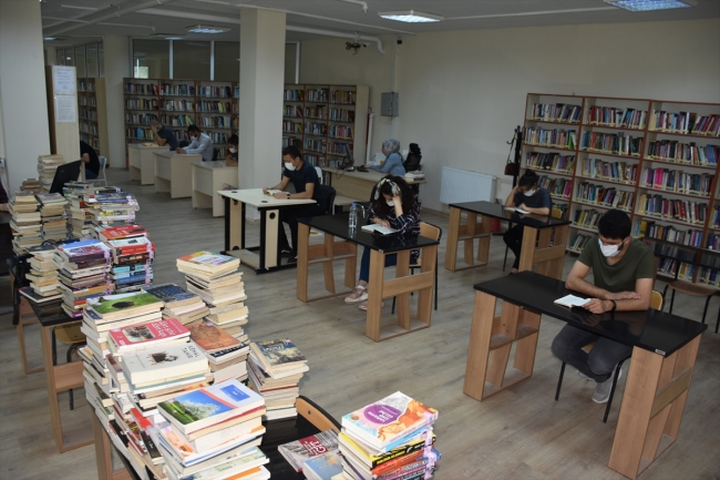 Teröristlerin yaktığı kütüphane yeniden hizmette açıldı