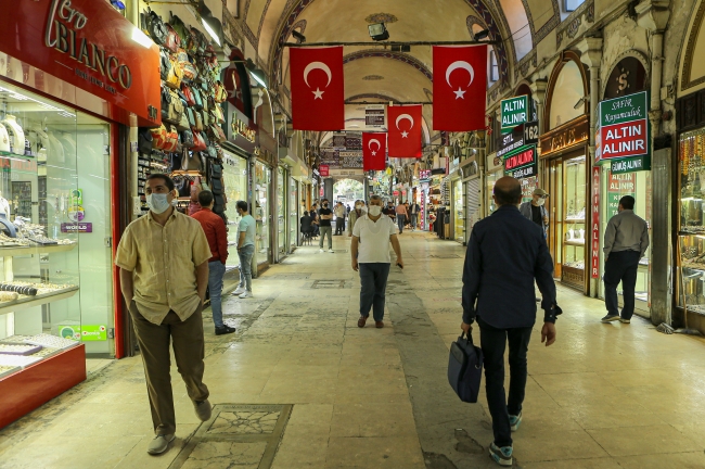 Kapalıçarşı esnafı müşterilerini bekliyor