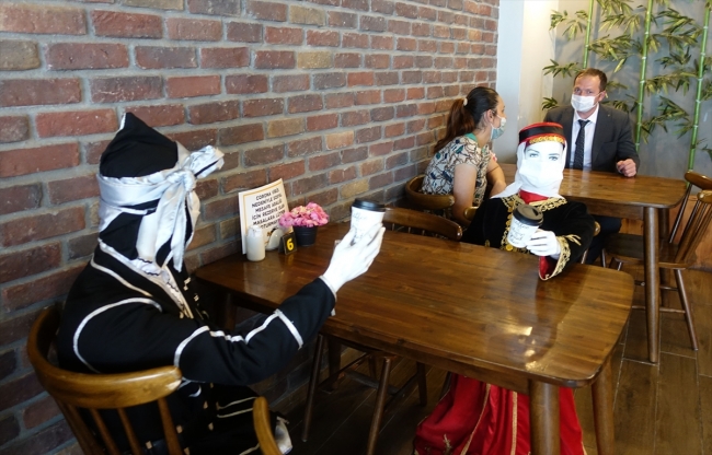 Artvinli kafe işletmecisinden ilginç yöntem: Sosyal mesafeye cansız mankenli çözüm