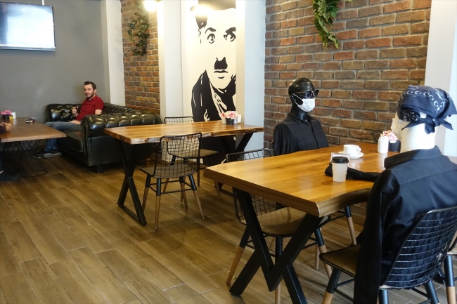 Artvinli kafe işletmecisinden ilginç yöntem: Sosyal mesafeye cansız mankenli çözüm