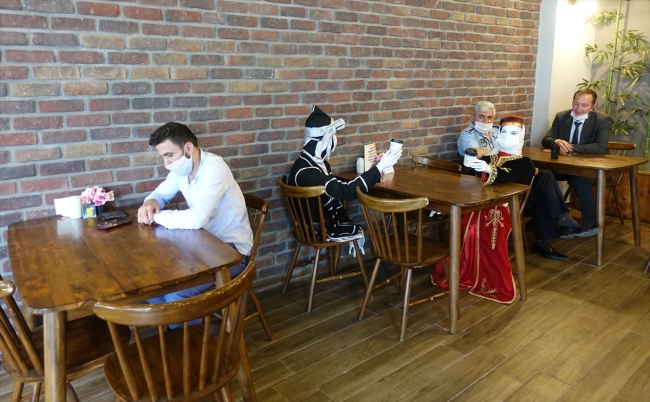 Artvinli kafe işletmecisinden ilginç yöntem: Sosyal mesafeye cansız mankenli çözüm