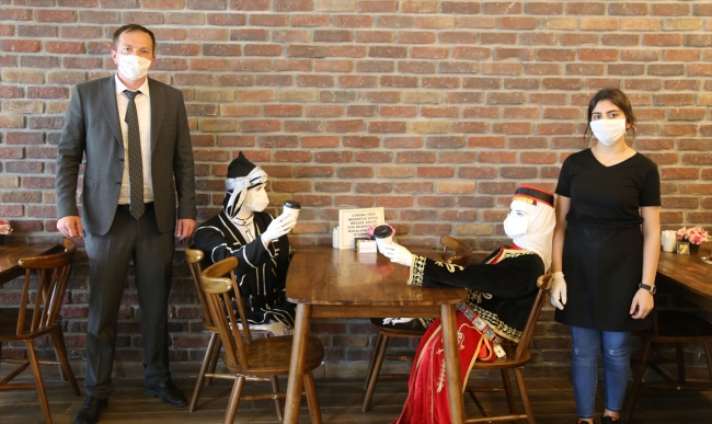 Artvinli kafe işletmecisinden ilginç yöntem: Sosyal mesafeye cansız mankenli çözüm