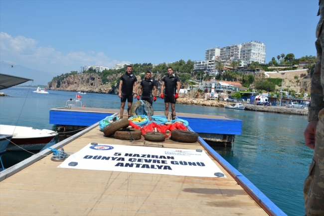 Dünyaca ünlü Konyaaltı Sahili düzenli olarak temizleniyor