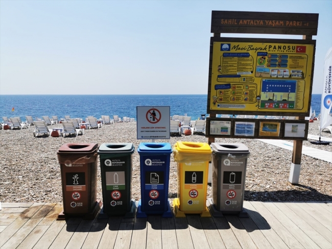 Dünyaca ünlü Konyaaltı Sahili düzenli olarak temizleniyor