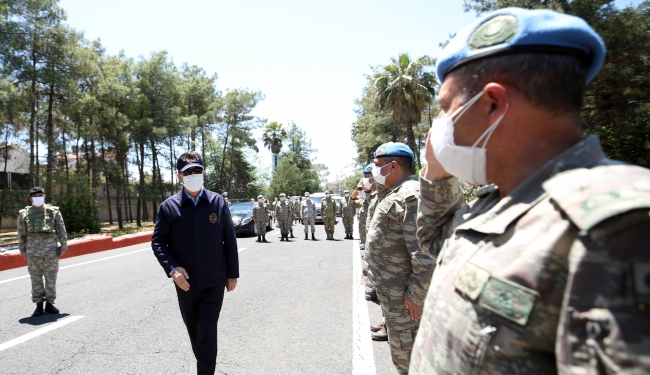 Bakan Akar ve kuvvet komutanları Suriye sınırında
