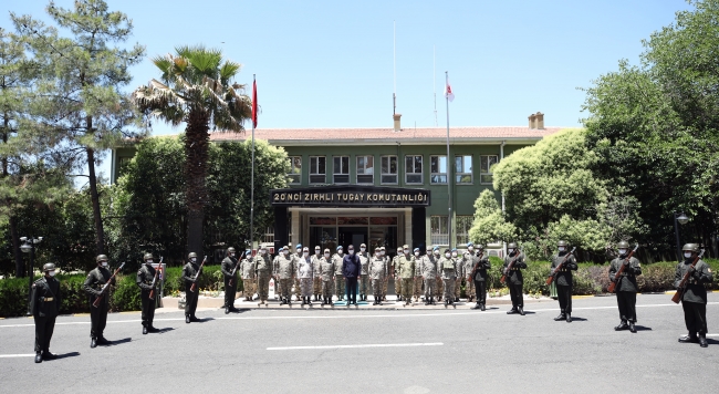 Bakan Akar ve kuvvet komutanları Suriye sınırında