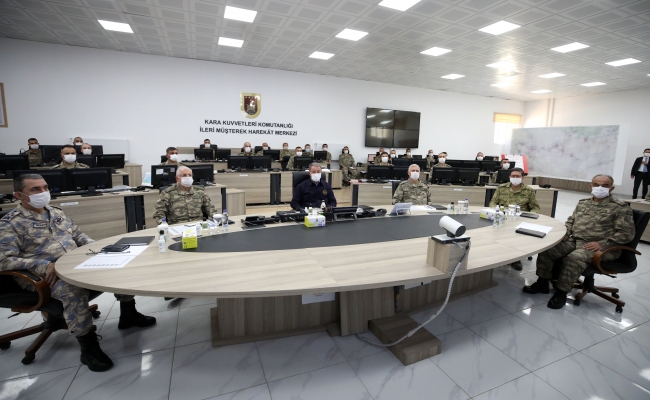 Bakan Akar ve kuvvet komutanları Suriye sınırında