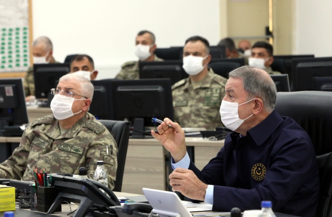 Bakan Akar ve kuvvet komutanları Suriye sınırında