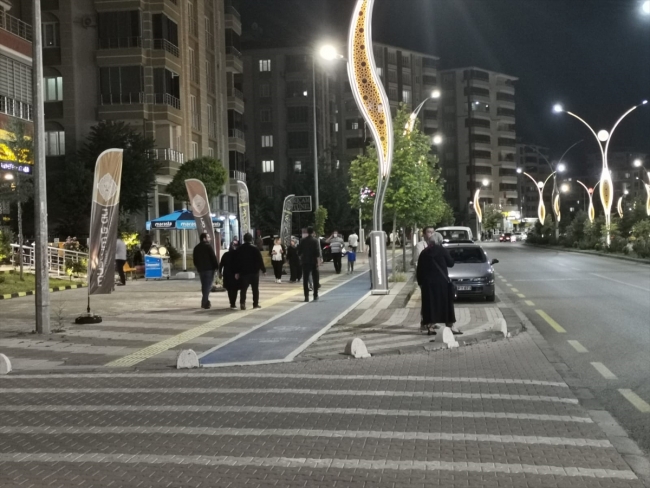 Depremin ardından Malatya'daki bazı vatandaşlar sokağa çıktı / Fotoğraf: AA