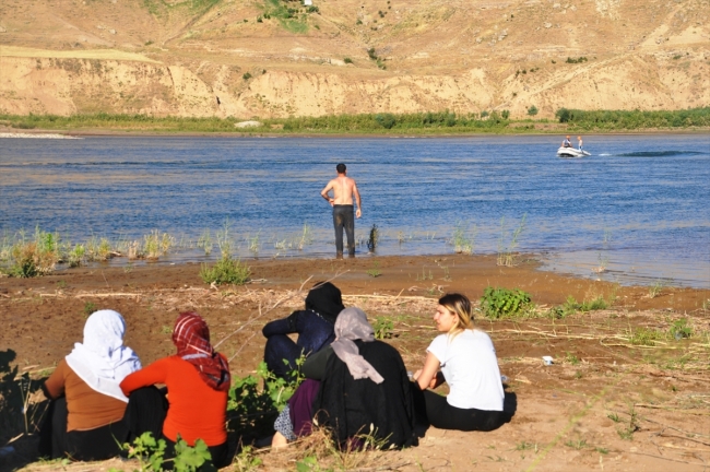 Dicle Nehri'ne giren iki kardeşten biri boğuldu, diğeri kayboldu