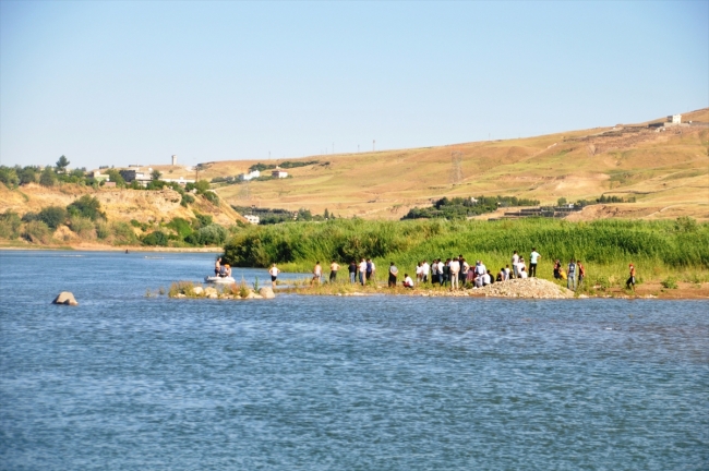 Dicle Nehri'ne giren iki kardeşten biri boğuldu, diğeri kayboldu