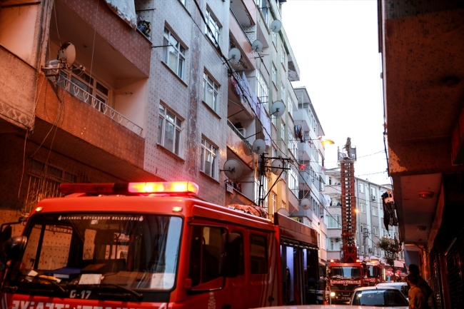 İstanbul'da 6 katlı binanın çatısında yangın