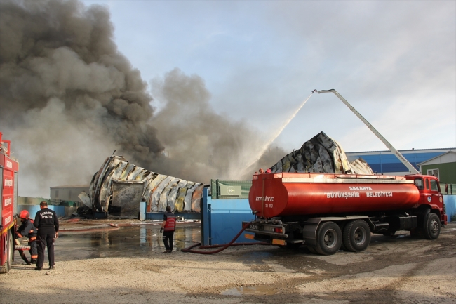 Sakarya'da geri dönüşüm tesisinde yangın