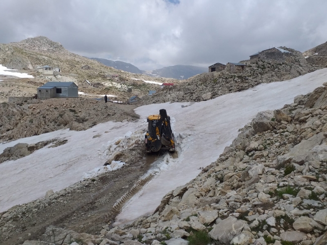 Antalya'nın Morca Yaylası'nda karla mücadele çalışmaları sürüyor