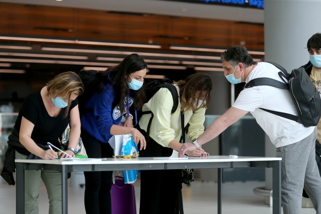 Kanada'daki 301 Türk vatandaşı yurda getirildi