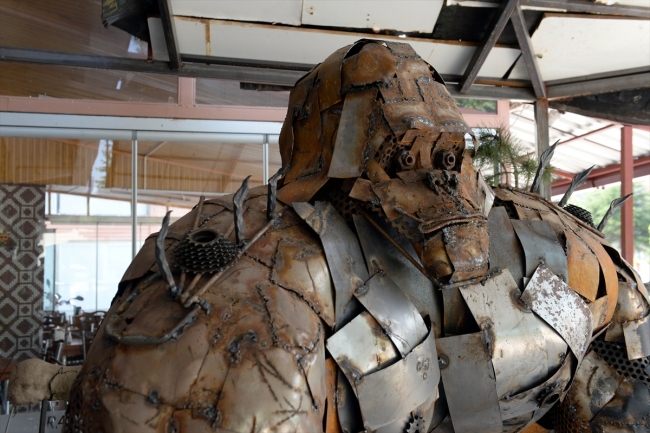 Hurda parçalarından iki metre uzunluğunda goril yaptılar