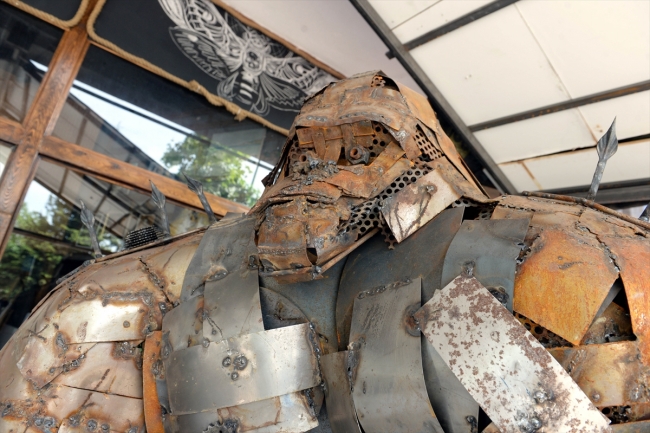 Hurda parçalarından iki metre uzunluğunda goril yaptılar