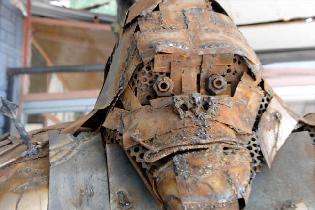 Hurda parçalarından iki metre uzunluğunda goril yaptılar