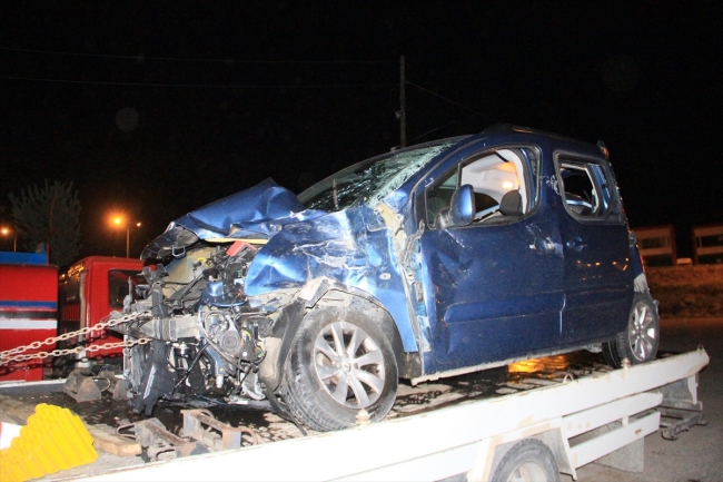 Sivas'ta yolcu otobüsü ile hafif ticari araç çarpıştı: 6 yaralı