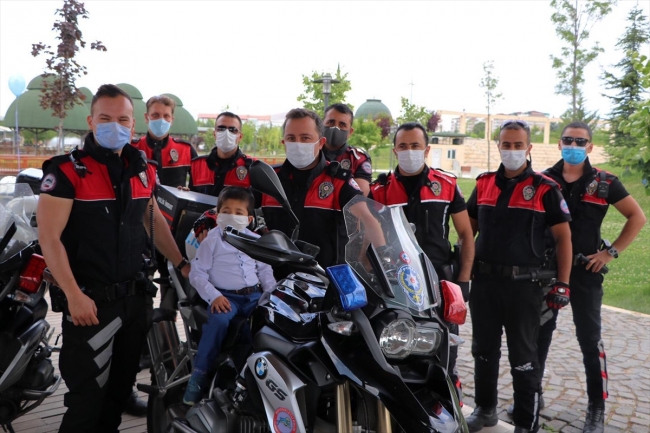 Hiç doğum günü kutlayamayan küçük Serhat'a 'yunus timleri'nden sürpriz