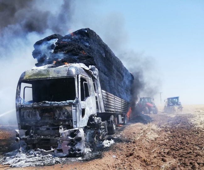 Mardin'de saman yüklü tır yandı