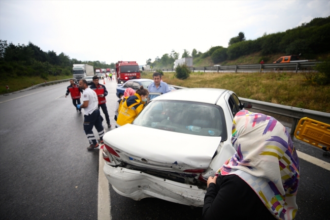 Anadolu Otoyolu'nda 9 aracın karıştığı zincirleme kaza trafiği aksattı