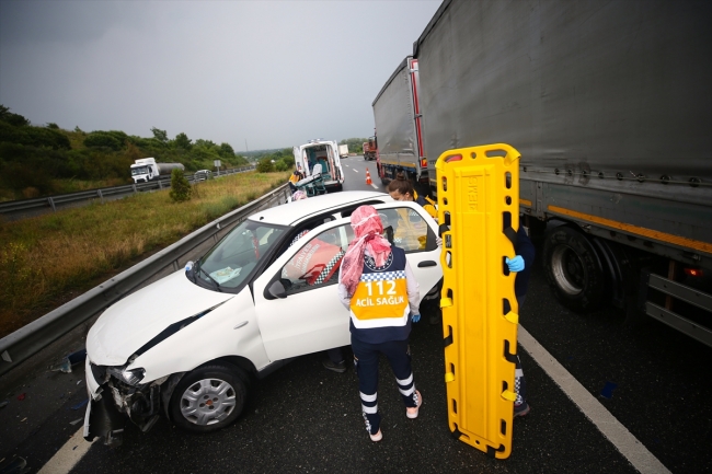 Anadolu Otoyolu'nda 9 aracın karıştığı zincirleme kaza trafiği aksattı