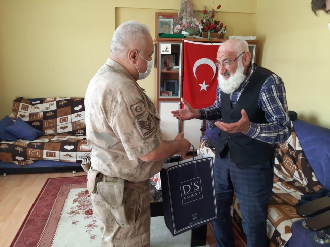 Elazığ'da jandarmadan şehit babalarına anlamlı ziyaret