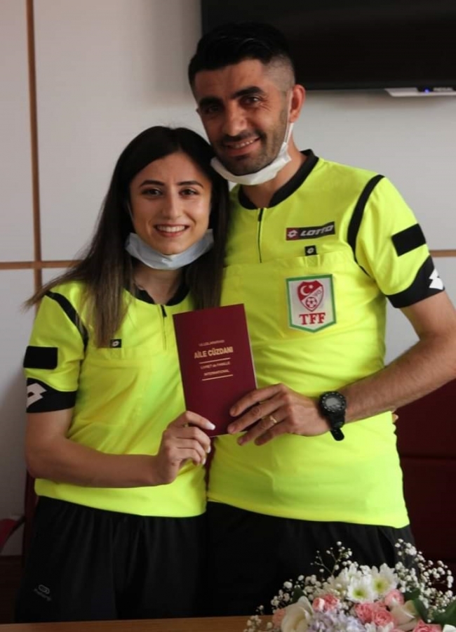 Müsabakada tanışan hakemler dünya evine girdi