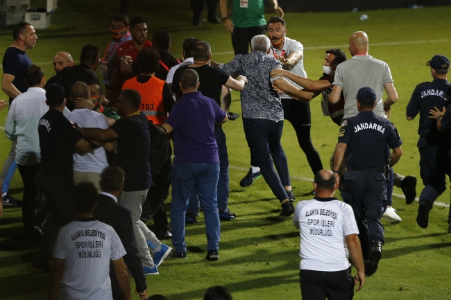 Alanyaspor-Trabzonspor maçı sonunda arbede çıktı