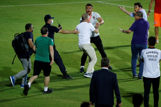 Alanyaspor-Trabzonspor maçı sonunda arbede çıktı