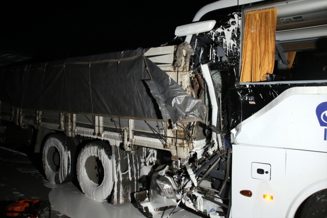 Uşak'ta trafik kazası: 2 ölü, 18 yaralı