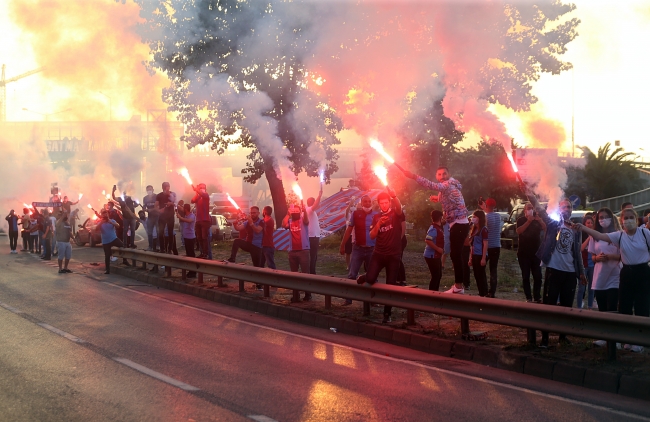 Trabzonspor'u stada taraftarları meşalelerle uğurladı