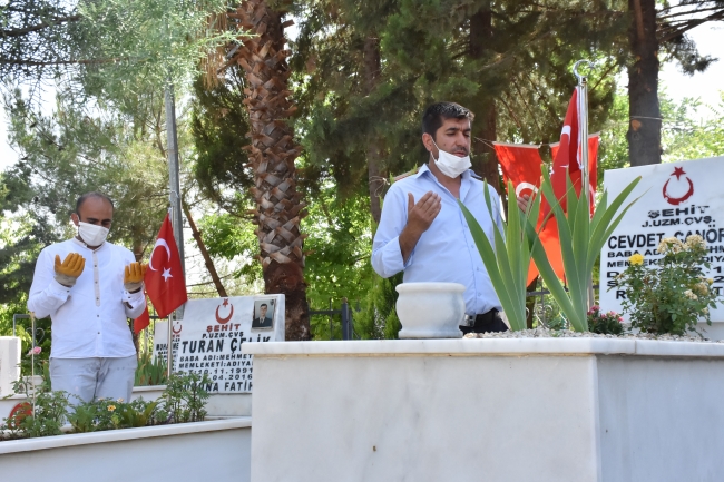 Dedesinin anısına şehitliğin gönüllü bakıcısı oldu