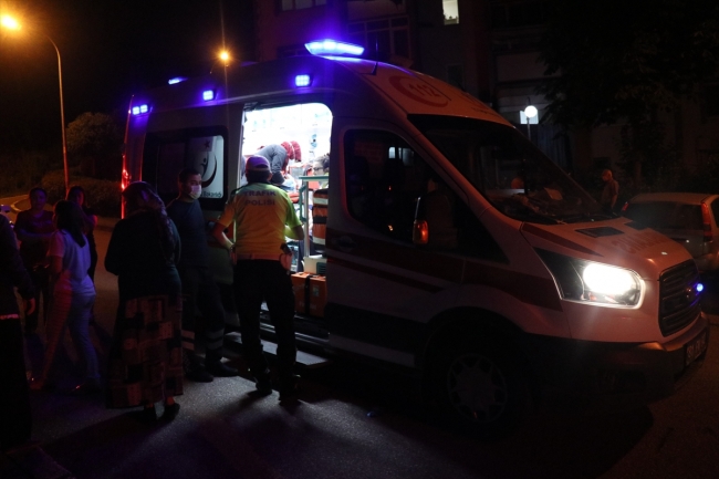 Park halindeyken hareket eden kamyonet binaya çarptı