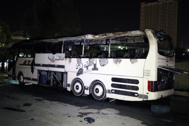 İzmir Otogarı'nda park halindeki otobüs yandı