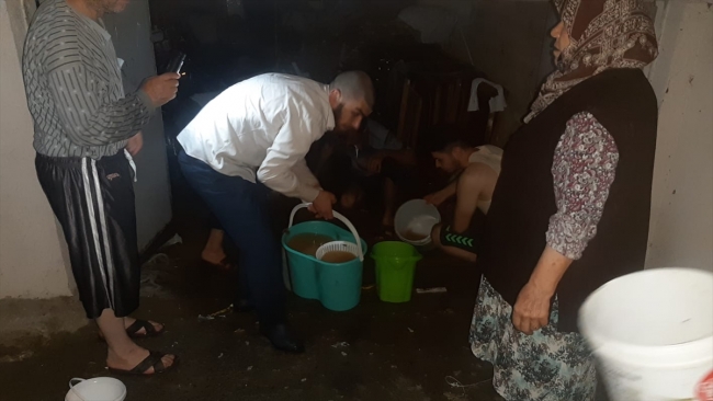 Kocaeli'de şebeke suyu borusu patladı, ev ve iş yerlerini su bastı