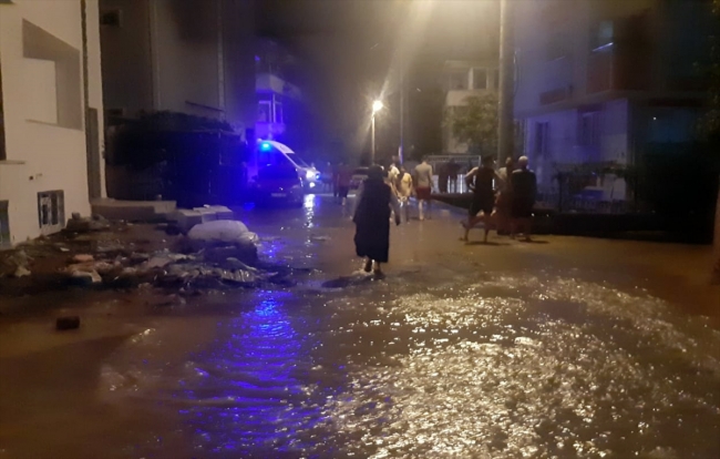 Kocaeli'de şebeke suyu borusu patladı, ev ve iş yerlerini su bastı