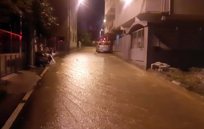 Kocaeli'de şebeke suyu borusu patladı, ev ve iş yerlerini su bastı