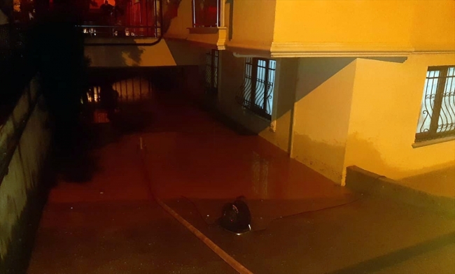 Kocaeli'de şebeke suyu borusu patladı, ev ve iş yerlerini su bastı