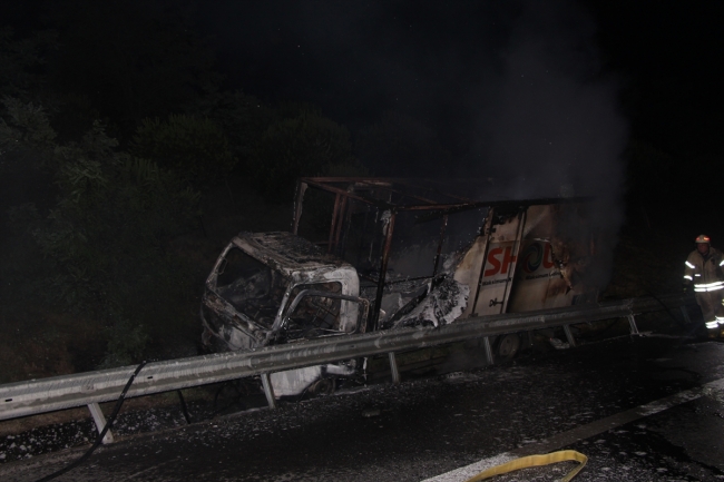 Bayrampaşa'da yanarak hareket eden kamyon ortalığı birbirine kattı