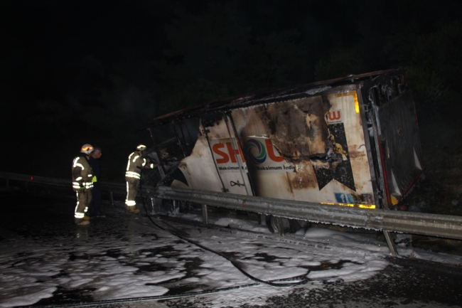 Bayrampaşa'da yanarak hareket eden kamyon ortalığı birbirine kattı